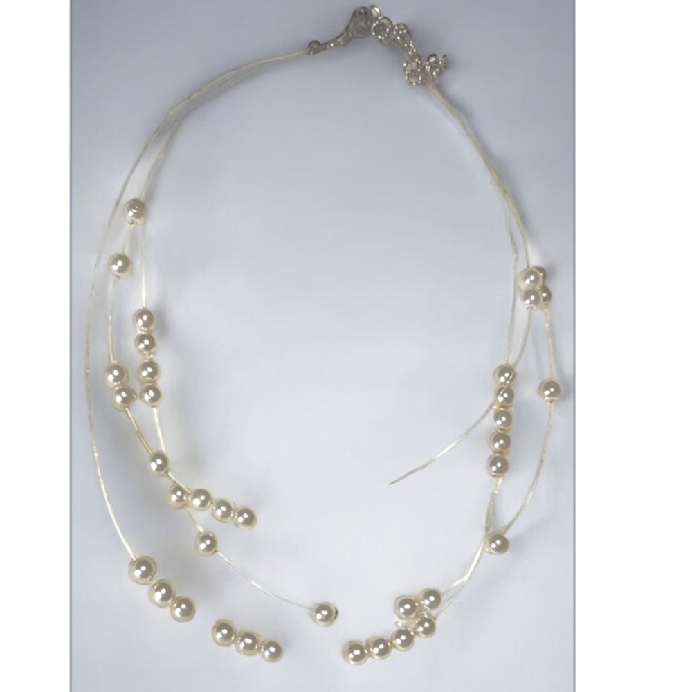 Necklace with Light Reflective Design